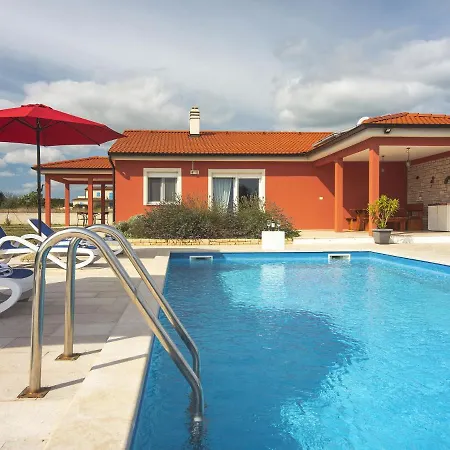Vila With Pool 1 Km From The Rebici