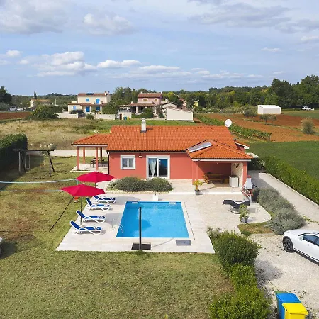 With Pool 1 Km From The Vila