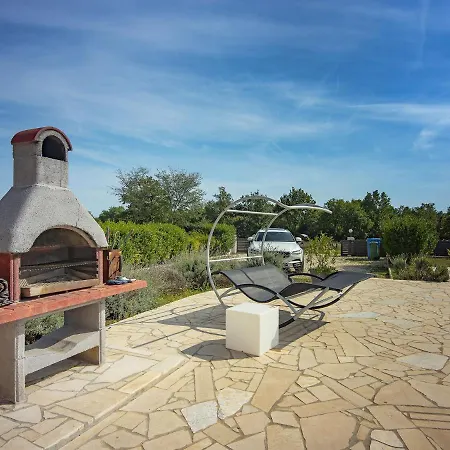 Vila With Pool 1 Km From The