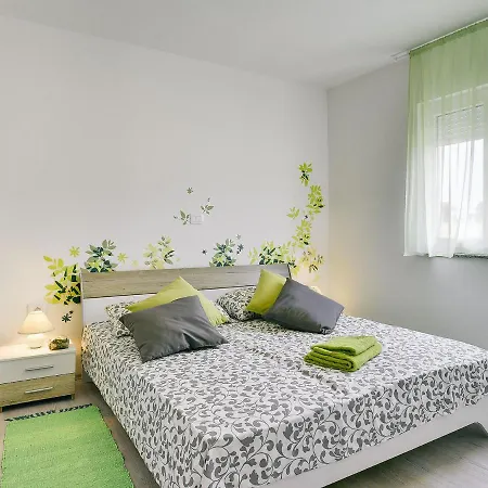 Vila With Pool 1 Km From The