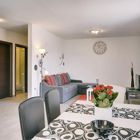 Vila With Pool 1 Km From The